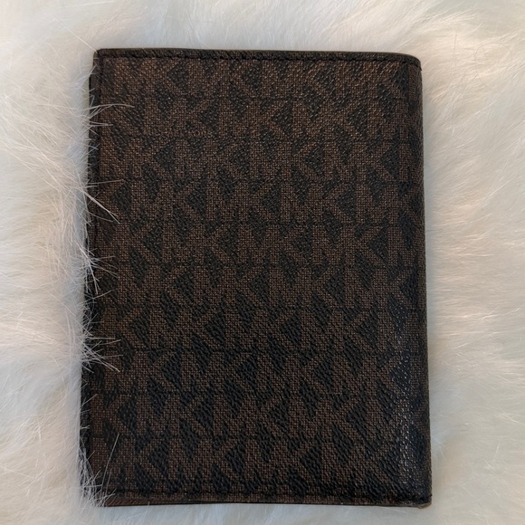 Michael Kors Jet Set Travel Wallet/Passport - Picture 3 of 5